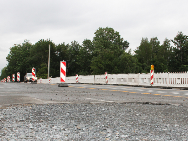 Auto fährt durch Baustelle